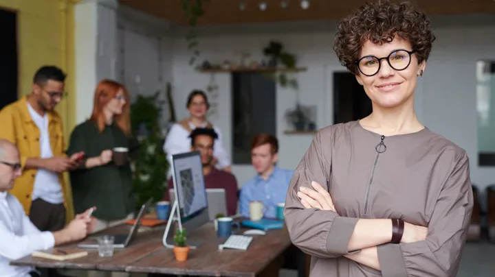 Equipo de trabajo en la oficina