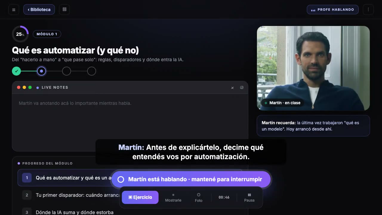 Una clase de Maestre: el profesor en video, el pizarrón con las notas y el botón para hablar