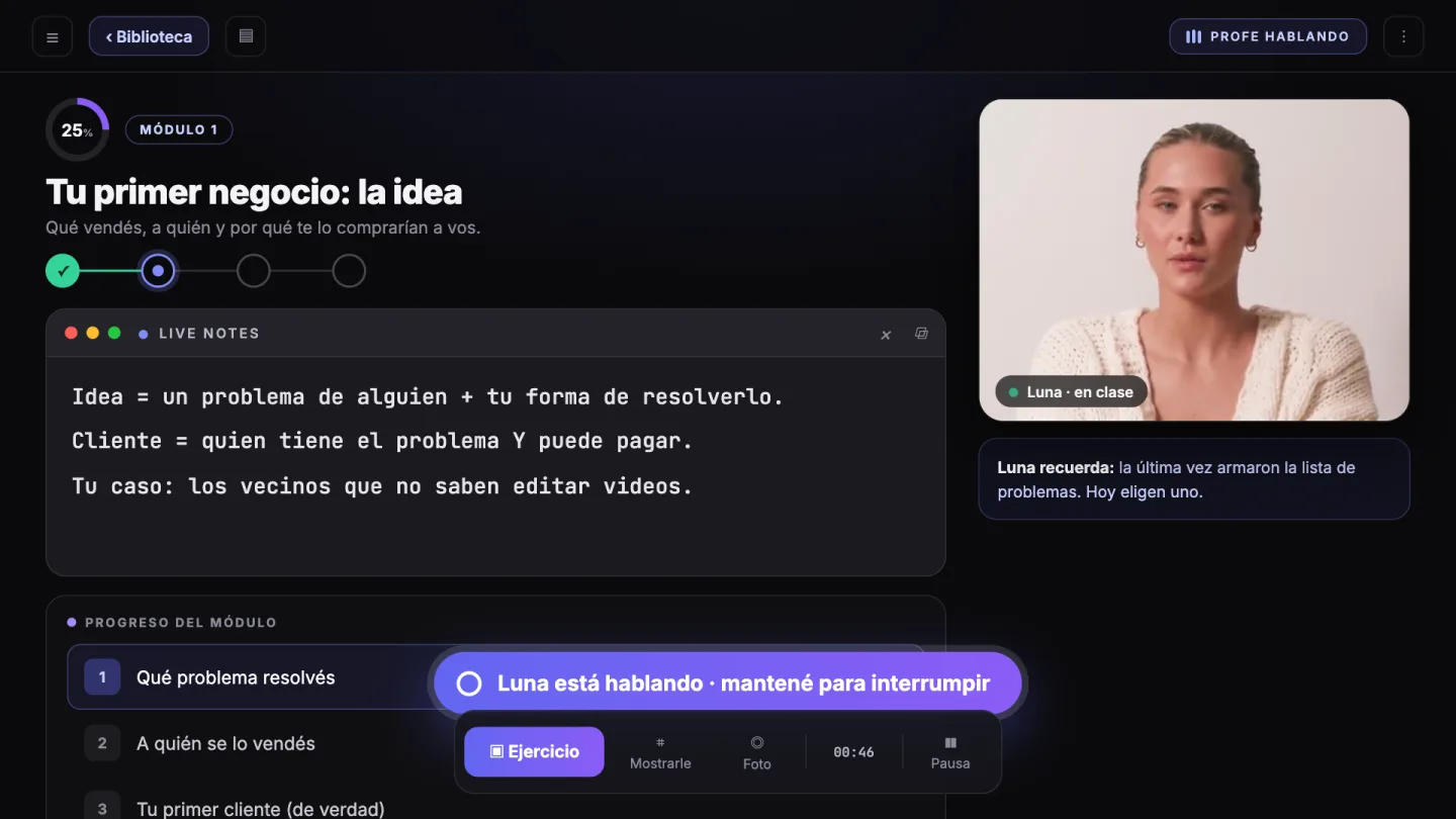 El aula de Maestre Kids: Luna dando la clase de tu primer negocio, con las notas en el pizarrón